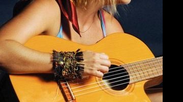 Com jeito de menina, a filha de Zizi Possi se diverte com o violão na Ilha de CARAS. Com 8 anos de carreira, ela prepara o segundo DVD, Seguir Cantando... - PAULO MARCOS/8000 FOTOGRAFIA
