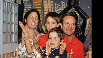 Momento família: o corredor de Fórmula 1 e a amada, Silvana, festejam aniversário de 5 anos de seu segundo filho, Fefo, que, além dos pais, canta Parabéns com o irmão mais velho, Eduardo.