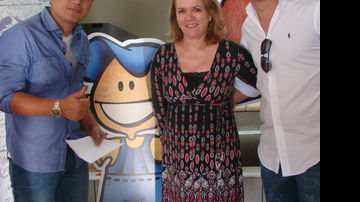 Hugo Pena, Vera Andretta e Gabriel junto a figura do mascote da instituição, o Apaceninho - Divulgação