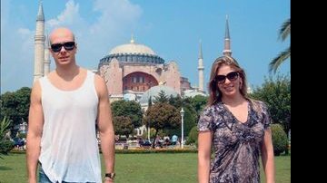 No romântico roteiro de viagem de um mês por quatro países, o apaixonado casal conhece as suntuosas e belas mesquitas de Istambul, na Turquia.