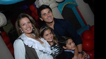 Cesar Filho, Elaine Mickely e os filhos Luigi e Luma - AgNews