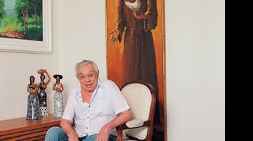 Chico com o quadro de São Francisco, pintado por Romanelli. - FOTOS: GEORGE MAGARAIA/IMAGENS MAGASAC E JOÃO MÁRIO NUNES