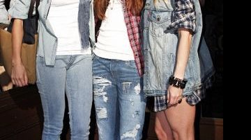 Grazi, Letícia e Danielle se surpreendem no Soho com os resultados dos jeans da marca.