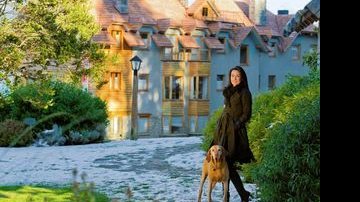 Acompanhada do fofo cão Arpy, a atriz passeia e se diverte nos espaços do Correntoso Lake & River Hotel, onde os vips de CARAS se hospedam durante a Temporada 2010. - MARTIN GURFEIN