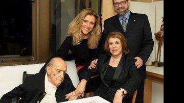 Oscar Niemeyer e Vera Lúcia com o casal Isabela e Luiz Felipe Francisco, em pé - IVAN FARIA
