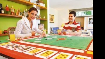 Em final de semana de relax, a doce Gabriela e o marido, Eduardo, jogam cartas, um dos programas favoritos do casal, em Bertioga, SP. - ADILSON FÉLIX