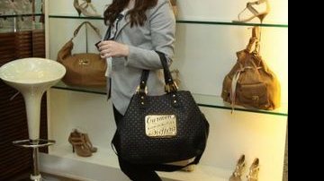 Cecília Dassi se encanta com bolsa preta e sapato branco - AgNews