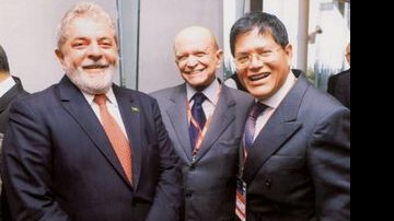 Lula é congratulado por Olacyr de Moraes e pelo ex-senador boliviano Andrés Guzman, em São Paulo. - BETTO SIQUEIRA, FABIANO AMARAL, LUCIANA PREZIA, MARCOS FERNANDES, RAFAEL COELHO E YAKINI NUNES