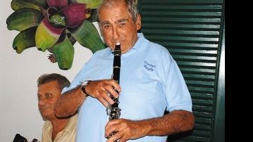 O ator brinca de tocar clarinete no Guarujá, no litoral paulista.