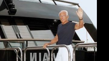 Armani curte suas férias velejando pelo Mar Mediterrâneo e promovendo suas famosas festas a bordo de seu novo e luxuoso barco, Maìn. - GROSBY