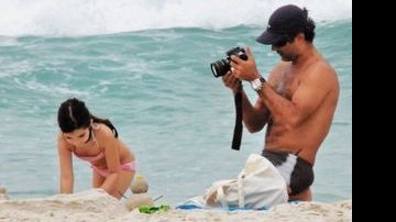 Na praia da Barra da Tijuca, Rio, o ator fotografa a brincadeira de sua única herdeira. - ADILSON LUCAS