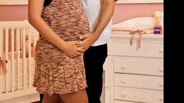 Grávida de oito meses, Anike e o marido, Johnny Nahmias, escolhem móveis brancos da Babylandia e acessórios rosa para o quarto de Valentina, na Etna. - Caio Guimarães
