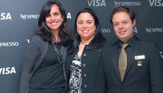 Andrea Sheikh, da Visa, e Christiane Nunes, da Nespresso, com o barista Vitor Gabira, em São Paulo. - BETTO SIQUEIRA, FABIANO AMARAL, LUCIANA PREZIA, MARCOS FERNANDES, RAFAEL COELHO E YAKINI NUNES