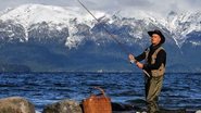 Pai de Lanai, Kauai e Kenui, da união com Ingrid Saldanha, ele pesca no lago Nahuel Huapi diante da Cordilheira dos Andes. - Jaime Borquez