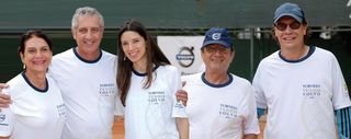 O casal Julieta e José Ranulfo Queiroz, ao lado da filha Paula, parabeniza os vencedores do I Torneio Volvo de Tênis, Ahmad Halem Sahb e Marco Aurélio, no Recife. - ANDRÉ VICENTE, ANITA PEARSON, CARLOS OLÍMPIA, CLAUDIO IZÍDIO FERREIRA, MAGDA NASCIMENTO, OVADIA SAADIA E RICARDO WELBER