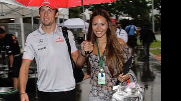 Jenson Button e Jessica Michibata chegam em Cingapura - Reuters
