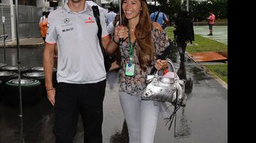 Jenson Button e Jessica Michibata chegam em Cingapura - Reuters