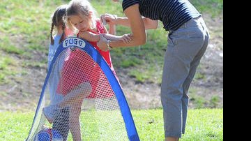 Jennifer Garner leva suas filhas para jogar futebol - AgNews