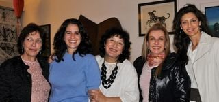 Ao centro, a poeta Neide Archanjo comemora seus 70 anos com as amigas Valquíria Iacocca, Lúcia Veríssimo, Joyce Cavalccante e Maria Fernanda Cândido, em SP. - ANA PONTES, FRED UEHARA, JAE SANG LEE, JULIANA CENSI, MAGDA NASCIMENTO, RENATA WROBEL E ROBERTO VALVERDE
