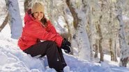 A morena relaxa na neve após esquiar na pista de Cerro Bayo, em Villa La Angostura, na Patagônia argentina. - MARTIN GURFEIN; PRODUCÃO: CLAUDIO LOBATO; AGRADECIMENTOS: JORGE BISCHOFF E MARIAZINHA