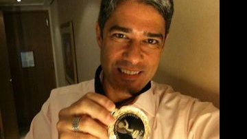 William Bonner com a medalha do 'Jornal Nacional' de finalista do Emmy Awards - Reprodução / Twitter