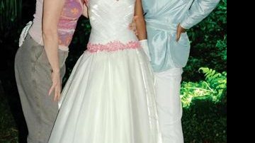 Entre as atrizes Stella Miranda e Isabel Fillardis, a filha do diretor da Globo mostra o vestido da valsa. - IVAN FARIA