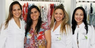 Alessandra Sampaio (de estampado), da loja Baby Boom, inaugura o Espaço Orto entre as dentistas Gabriela Calmon, Wanessa Alves e Andréia Marsiglio, em Brasília. - ADEMIR RODRIGUES, BRUNO STUCKERT, DANIEL COELHO, DÊNIO SIMÕES, DIOGO MAFFIOLETTI, DRIKA VIANA, PEDRO LOBO, THIAGO RODRIGUES E MÁRIO AGRA
