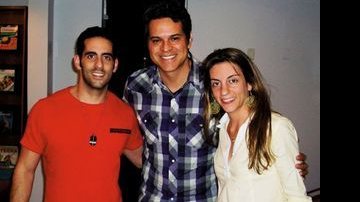 Juan Alba com os irmãos Gustavo e Carolina Geraissati no restaurante Mangalô, em SP. - CÉLIA CRISTINA E MARRI NOGUEIRA