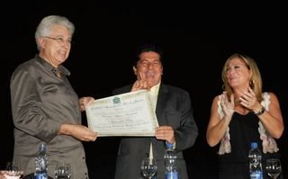 No Retiro dos Artistas, Rio, Aguinaldo ganha o certificado de Stepan, ao lado de Susana. - ROBERTO VALVERDE