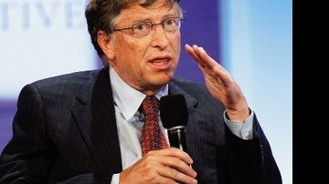 Fundador da Microsoft e da Bill and Melinda Gates Foundation, o americano Bill Gates participa do plenário de encerramento com o anfitrião. - MARTIN GURFEIN E REUTERS