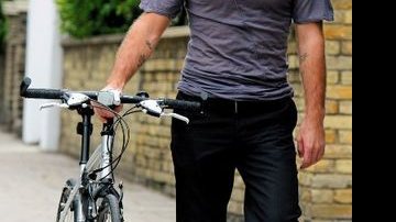 Jude Law em passeio de bicicleta - THE GROSBY GROUP