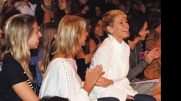 Tatiana Meneghel com a mãe, Solange, e a tia Xuxa aplaudem ... - SHEILA GUIMARÃES
