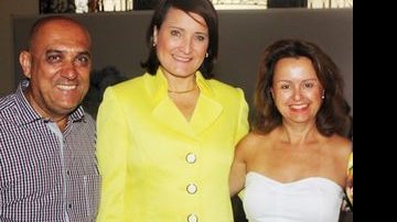 Gabriela Carranza, embaixadora do Panamá no Brasil, entre o casal Flávio e Márcia Pimentel na inauguração do espaço de eventos Dúnia City Hall. - CÉSAR REBOUÇAS, EMERSON VASCONCELOS, KAUANA BECHTLOFF E JEFFERSON SEVERINO