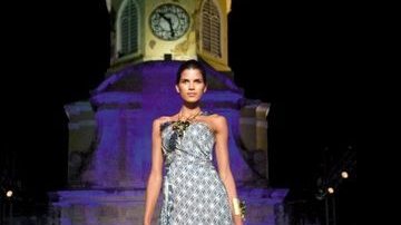Em Cartagena, ela exibe o vestido com grafismos étnicos e o short e blusa de paetês, peças da coleção Origem, de Beatriz Camacho. - REUTERS
