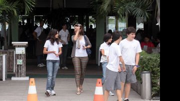 Fátima Bernardes deixa restaurante após almoço com os filhos - AgNews