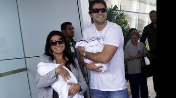 Giovanna Antonelli e Leonardo Nogueira deixam a maternidade com as gêmeas - Roberto Filho / Agnews