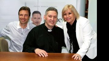 Padre Marcelo Rossi autografa seu livro - CELSO PILATI