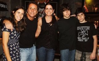 No bar Astor, em Ipanema, o guitarrista do Titãs lança No Buraco rodeado pela família: a primogênita, Nina, a mulher, Malu Mader, e os filhos, João e Antônio.