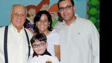 O pequeno Caio festeja seus 7 anos com o avô Amir Elias Donato e os pais, Renata Donato e Èder Menezes, em Cuiabá. - ANTÔNIO LEAL, BRUNO SOARES, LENI LORENZETTI E MARIANA HAAG