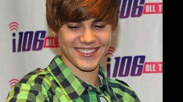 O astro teen Justin Bieber inovou ao usar uma camisa verde fluo. A estampa xadrez é fashion em todas as cores e tons. - Getty Images