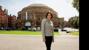Christiane em frente à casa de espetáculos Royal Albert Hall. - VICTOR SOKOLOWICZ