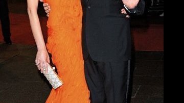 Elegantes, sir Ben Kingsley e a amada, a atriz baiana Daniela Lavender, chegam para a première do filme Never Let Me Go, exibido no Festival de Cinema de Londres, na Inglaterra. - CITY FILES
