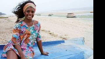 Na capital de Moçambique, Maputo, Adriana visita uma das praias da cidade e fala de sua atuação no filme O Último Voo do Flamingo. - IVAN BARROS