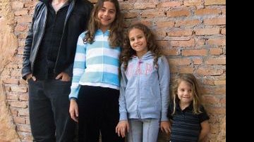 O ator com as sobrinhas Tatiana, Daniela e Débora. - SOFIA CARVALHOSA