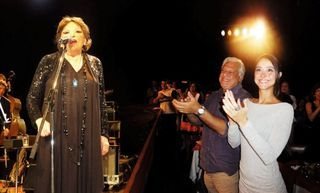 No palco do Canecão, Rio, Bibi é ovacionada pelo público. As palmas de Antônio Fagundes, com quem trabalhou no teatro em 2002, com a namorada, Alexandra Martins. - ROGÉRIO FIDALGO/PHOTORIO NEWS
