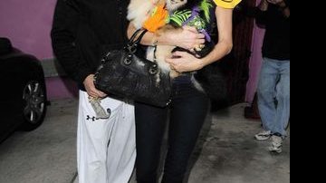 Paris Hilton faz compras com namorado e cachorrinhos - City Files