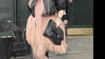A cantora Lady Gaga reaparece com um modelo bem extravagante em um pub de Londres. - City Files