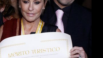 Ana Maria Braga, acompanhada do marido Marcelo Frisoni, recebe homenagem do governo português - AgNews