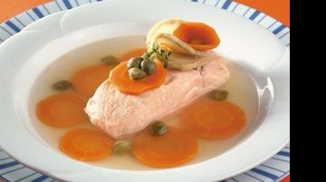 Receita light: filé de salmão cozido em caldo de peixe - ANDRÉ CTENAS