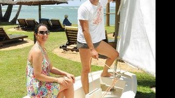 Luciana Palhares e o marido, Leo Maia, curtem fim de semana na paradisíaca Praia do Forte.